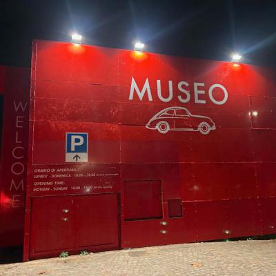 Decorazione parete ingresso Museo Mille Miglia